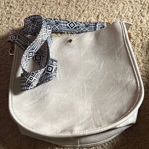 Elegant Cream Shoulder Bag with Geometric Strap